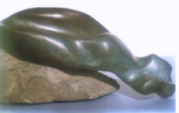 S-Bronze-Torso-2liegend auf Stein